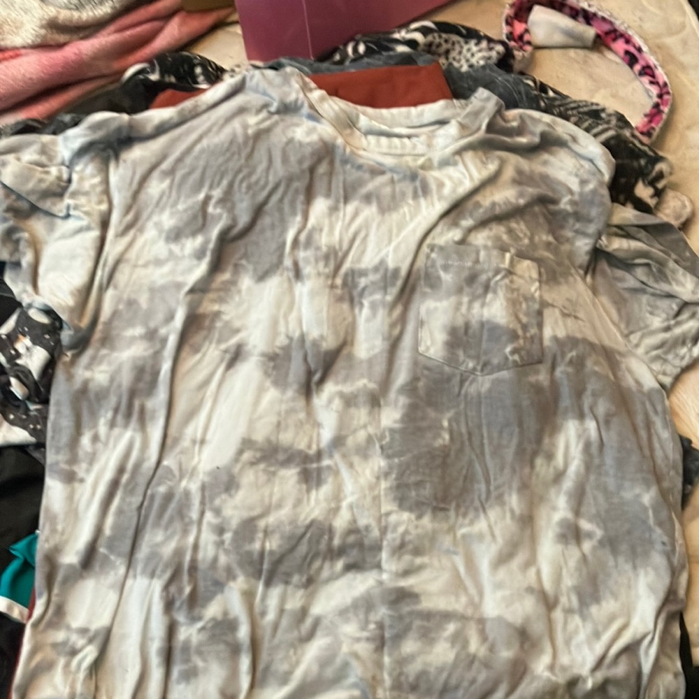 Old navy grey and white tie die Tee shirt.